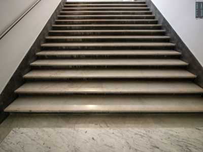 Non ci resta ora che salire verso i livelli superiori, utilizzando per� una seconda scala realizzata in marmo bianco di Carrara sulle pedate e in bardiglio sulla zoccolatura e il sottogrado